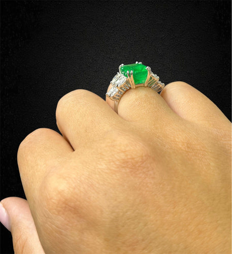 Bague 56 Bague - Émeraude naturelle 6,87 ct et diamants en or blanc 18K 58 Facettes