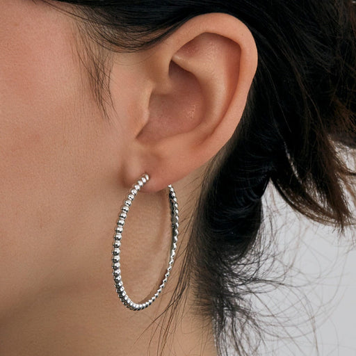 Boucles d'oreilles Van Cleef & Arpels - Paire de boucles d'oreilles dîtes créoles perlé en or gris. 58 Facettes DV2497-1