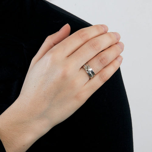 CHAUMET - LIEN - Bague en or gris et diamants.