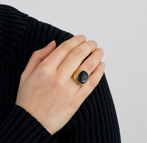 Ring 64 Signet ring centered on an onyx plate 58 Facettes DV0620-1