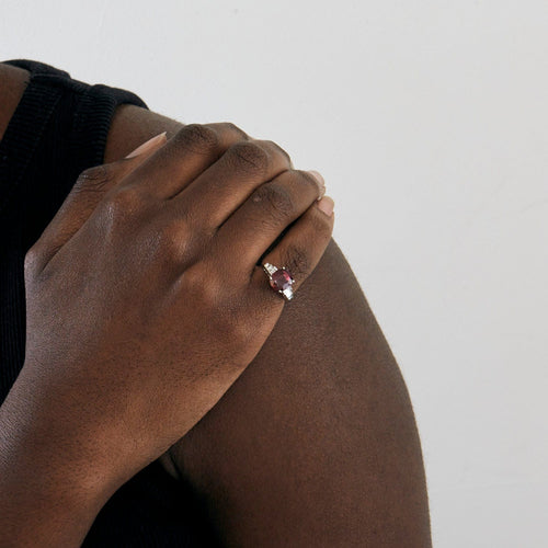 Bague 50 Bague en or blanc avec rubis et diamants 58 Facettes DV0671-2-50-2