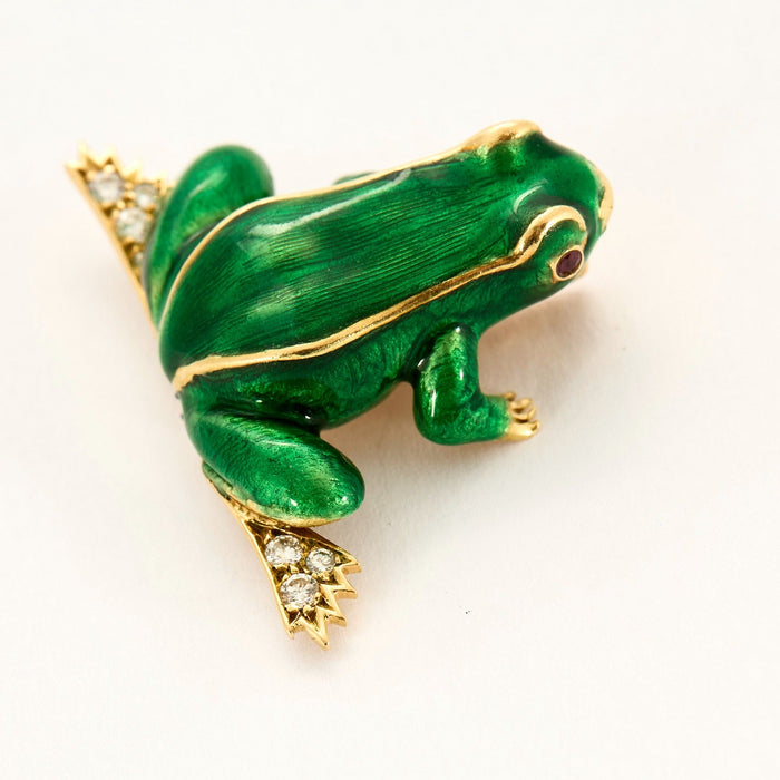 BOUCHERON - Broche Grenouille en or jaune,  rubis, diamants, émail