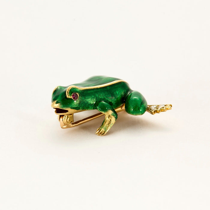 BOUCHERON - Broche Grenouille en or jaune,  rubis, diamants, émail