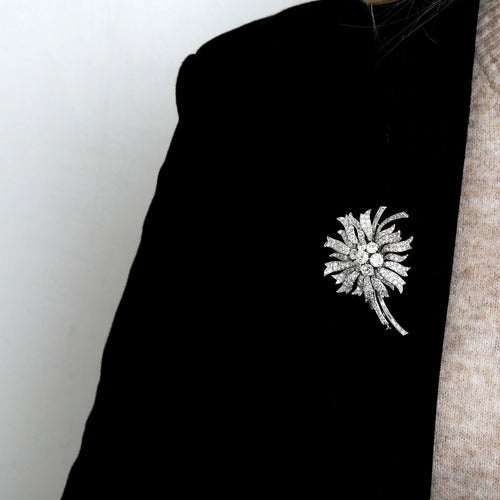 Broche Broche fleur, or blanc et diamants 58 Facettes DV0770-13