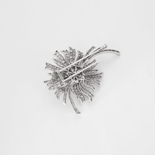 Broche Broche fleur, or blanc et diamants 58 Facettes DV0770-13