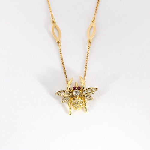 Collier Collier or jaune à motif d'abeille, diamants et rubis 58 Facettes DV10645-17