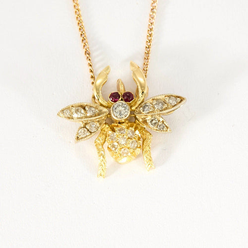 Collier Collier or jaune à motif d'abeille, diamants et rubis 58 Facettes DV10645-17