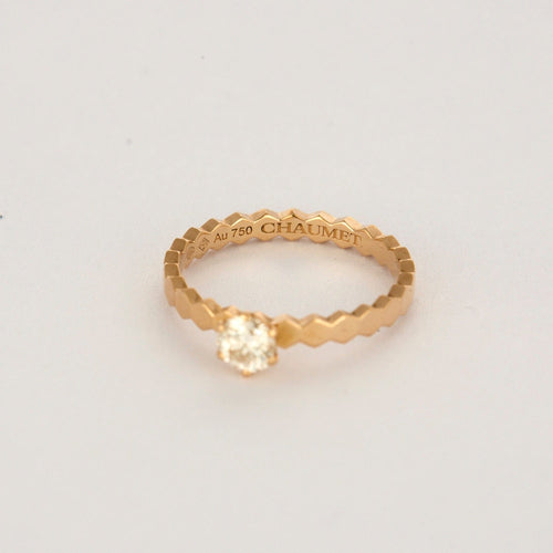 Bague 50 CHAUMET - Bague Solitaire Bee my Love or rose et diamants 58 Facettes DV7745-2