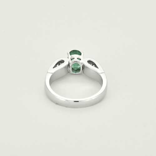 Bague 53 Bague en or gris, émeraude et diamants 58 Facettes DV16304-1