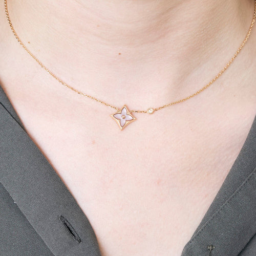 Collier Louis Vuitton- Color Blossom BB - Collier en or rose, nacre rose et diamants 58 Facettes DV15412-1