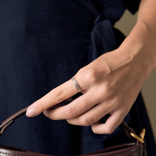 Bague 51 CARTIER - Alliance en or gris et diamants 58 Facettes DV15916-1