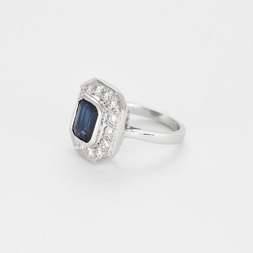 Bague à chaton octogonal en or blanc, saphir et diamants