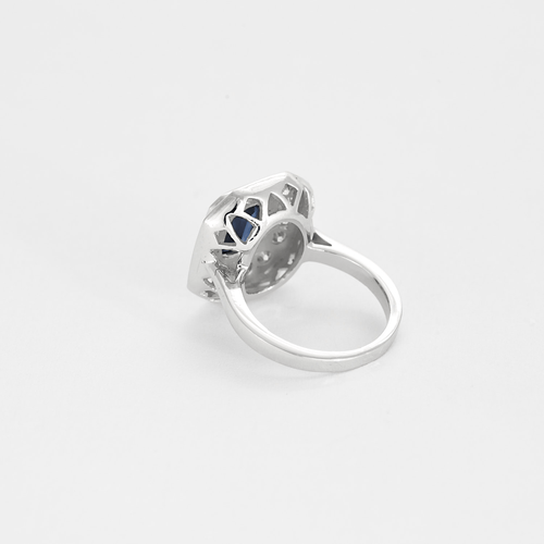 Bague à chaton octogonal en or blanc, saphir et diamants