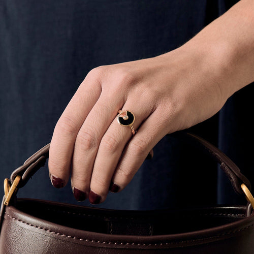 Bague 54 CARTIER - Amulette - Bague en or rose, onyx et diamants 58 Facettes DV18320-1