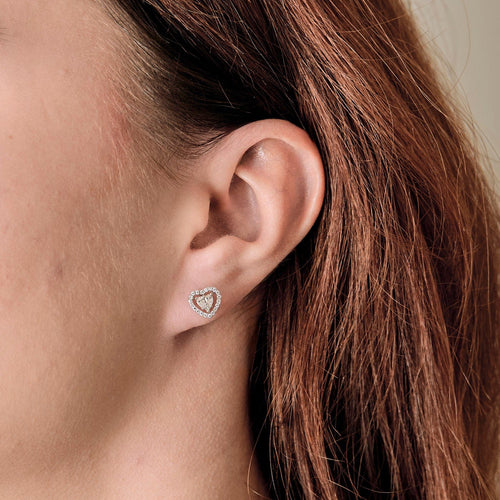 Paire de boucles d'oreilles puces en or blanc et diamants à motif de coeur