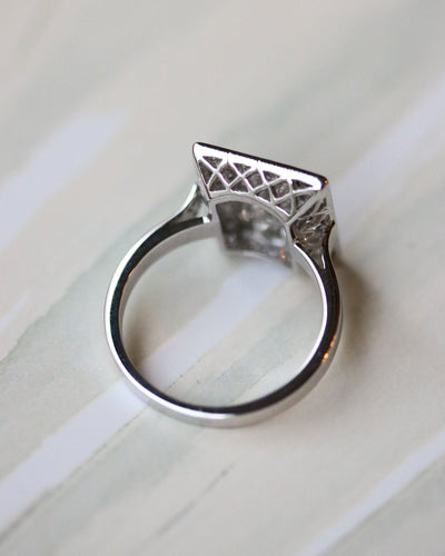 Bague 56.5 Bague Art Déco rectangle pavée en or blanc et diamants 58 Facettes A11240