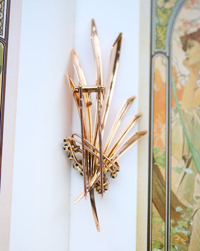 Broche Broche motif feuilles 1950 en or rose, saphirs et diamants 58 Facettes A11347