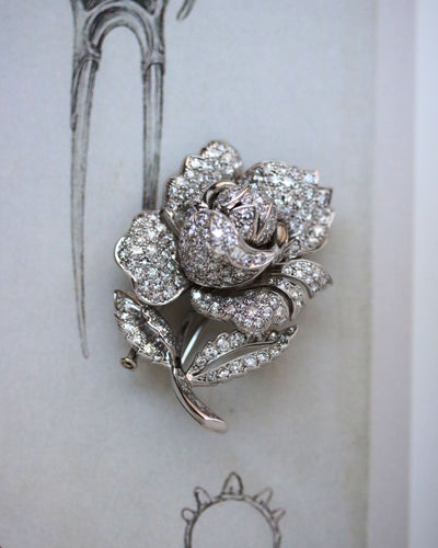 Broche Broche rose pavée de diamants en or blanc et platine 58 Facettes A11364