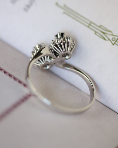 Bague 59 Bague Toi et Moi marguerite en or blanc et diamants, saphir bleu 58 Facettes A11451