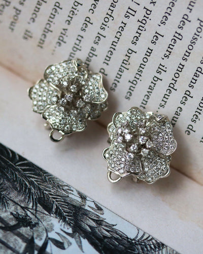 Boucles d'oreilles Boucles d’oreilles fleurs pavées en or blanc et diamants 58 Facettes A11460