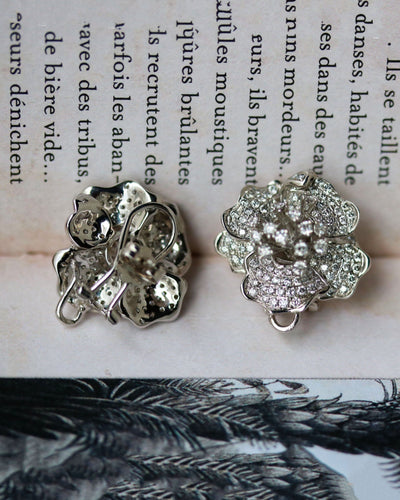 Boucles d'oreilles Boucles d’oreilles fleurs pavées en or blanc et diamants 58 Facettes A11460