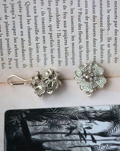 Boucles d'oreilles Boucles d’oreilles fleurs pavées en or blanc et diamants 58 Facettes A11460