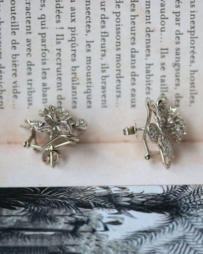 Boucles d'oreilles Boucles d’oreilles fleurs pavées en or blanc et diamants 58 Facettes A11460