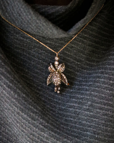 Pendentif Pendentif et broche fleur de fuchsia pavée en or rose, argent et diamants 58 Facettes A11746