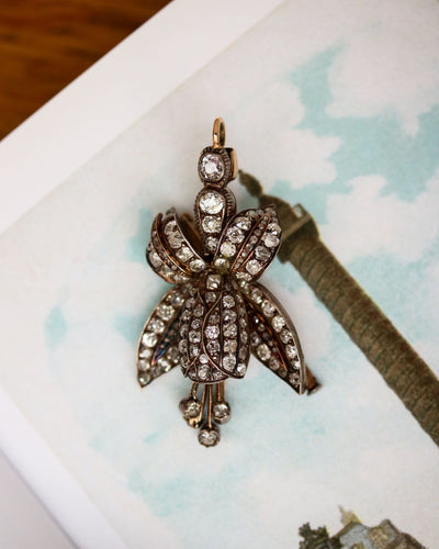 Pendentif Pendentif et broche fleur de fuchsia pavée en or rose, argent et diamants 58 Facettes A11746