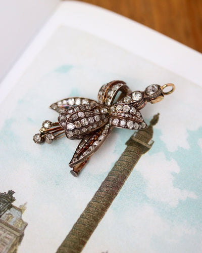 Pendentif Pendentif et broche fleur de fuchsia pavée en or rose, argent et diamants 58 Facettes A11746