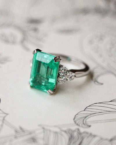 Bague 54 Bague vintage en or blanc et platine, émeraude colombienne et diamants 58 Facettes A11851