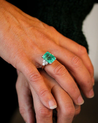 Bague 54 Bague vintage en or blanc et platine, émeraude colombienne et diamants 58 Facettes A11851