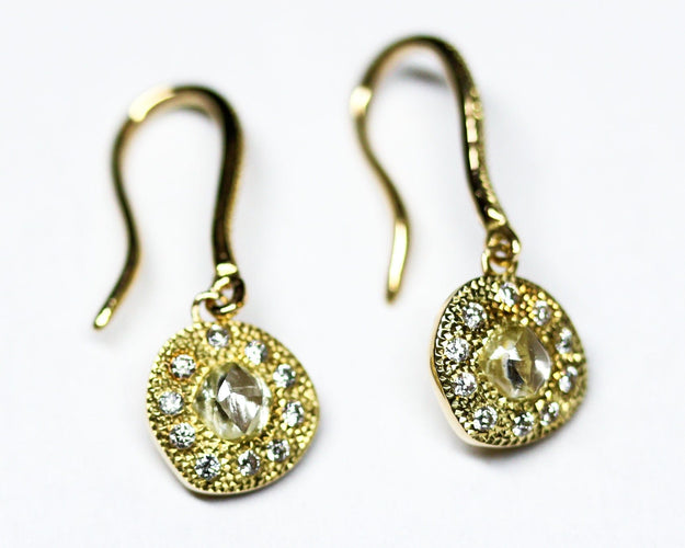 Boucles d'oreilles De Beers Talisman - Boucles d’oreilles pendantes en or jaune et diamants 58 Facettes A11966