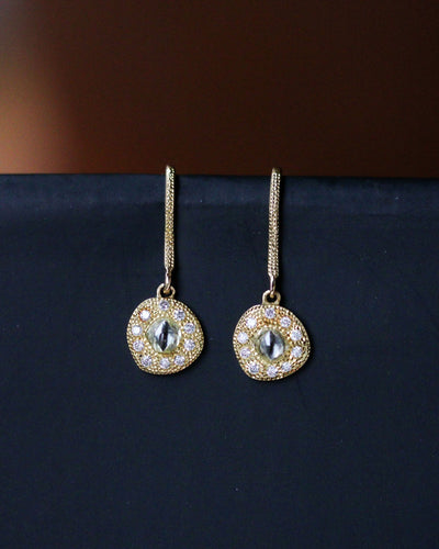 Boucles d'oreilles De Beers Talisman - Boucles d’oreilles pendantes en or jaune et diamants 58 Facettes A11966