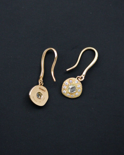 Boucles d'oreilles De Beers Talisman - Boucles d’oreilles pendantes en or jaune et diamants 58 Facettes A11966