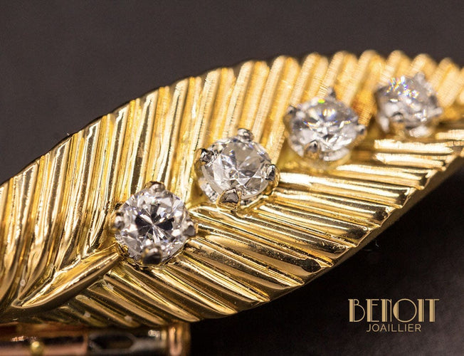 Broche Van Cleef & Arpels - Broche feuille en or jaune et saphirs, diamants 58 Facettes A9417