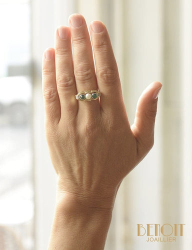 Bague 56.5 Bague jarretière en or jaune et or blanc, perle de culture, émeraudes 58 Facettes A9703