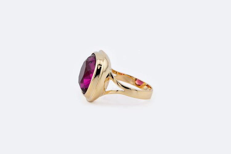 Bague Bague en or jaune 18 kt avec pierre fuchsia, taille 17 58 Facettes ANL820