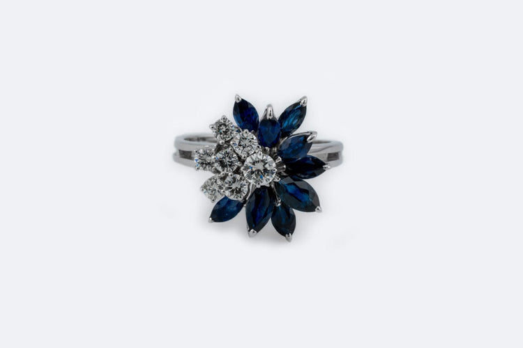 Bague Oro Bianco Bague en or blanc 18 kt avec saphirs et diamants 58 Facettes ANL950