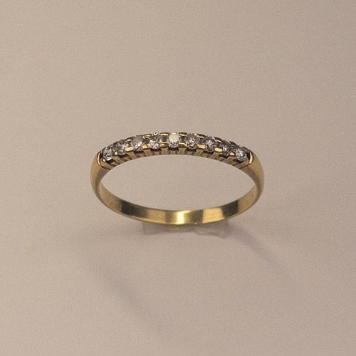 Bague 52 Alliance demi-tour en or jaune 18 carats et diamants 0,18 ct 58 Facettes 250245