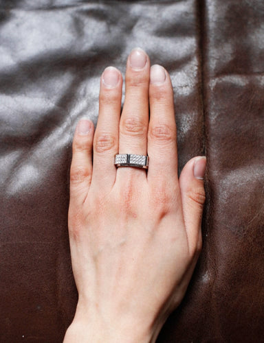 Bague 54 Bague écrou pavée en or blanc et diamants 58 Facettes F265