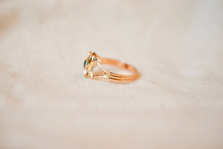 Bague 56.5 Bague Art Nouveau pierre verte en or jaune 18 carats et demi-perles de culture 58 Facettes 3596