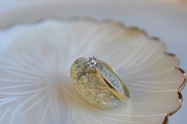 Bague 57 Bague solitaire en or jaune et pierre blanche 58 Facettes Ref1637