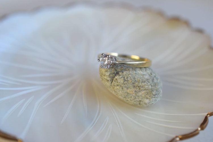 Bague 57 Bague solitaire en or jaune et pierre blanche 58 Facettes Ref1637