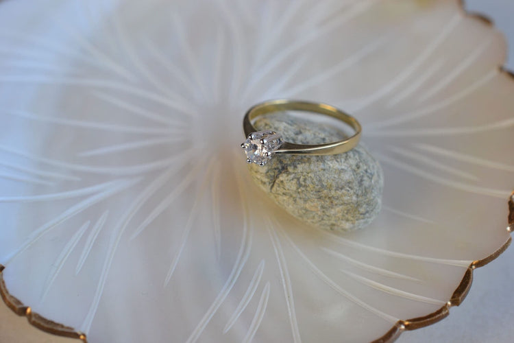 Bague 57 Bague solitaire en or jaune et pierre blanche 58 Facettes Ref1637