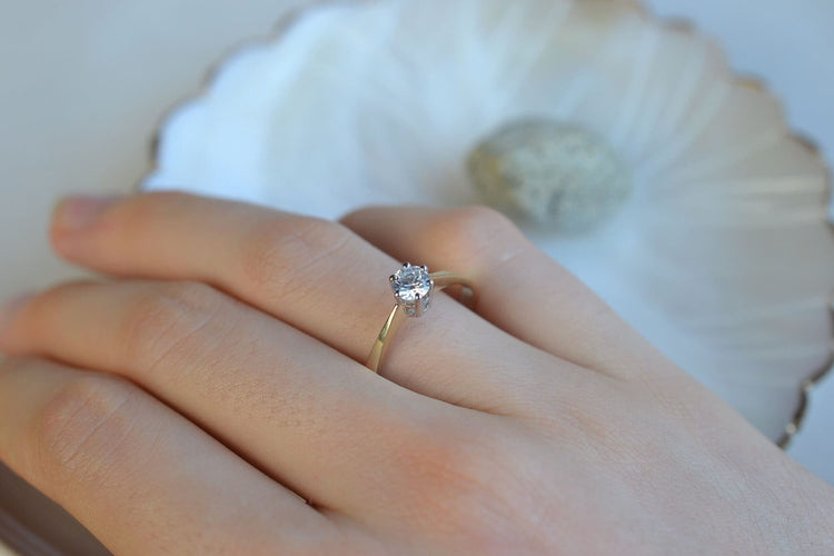 Bague 57 Bague solitaire en or jaune et pierre blanche 58 Facettes Ref1637