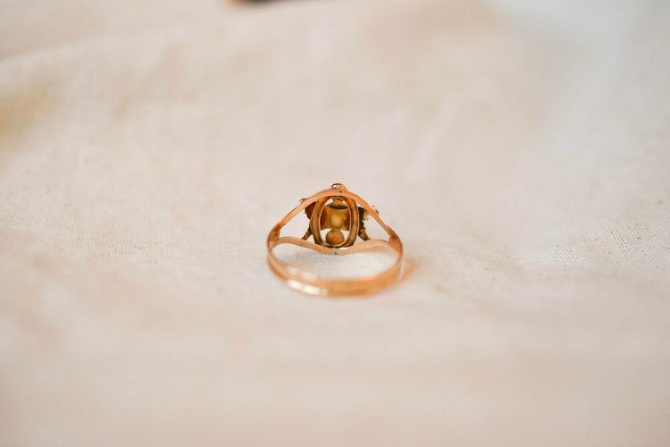 Bague 56.5 Bague Art Nouveau pierre verte en or jaune 18 carats et demi-perles de culture 58 Facettes 3596