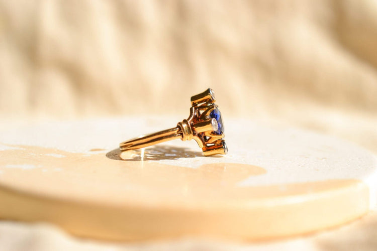 Bague 50 Bague saphir synthétique Verneuil en or jaune 18 carats et diamants 58 Facettes Ref3400