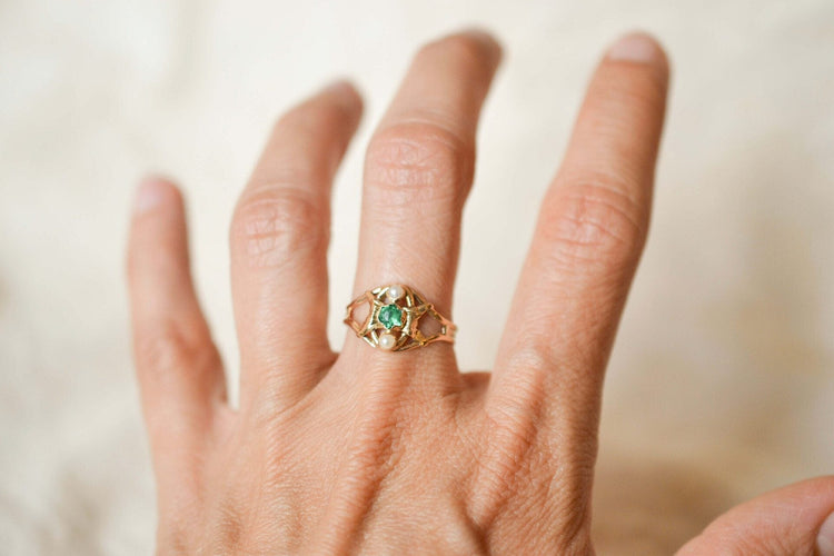 Bague 56.5 Bague Art Nouveau pierre verte en or jaune 18 carats et demi-perles de culture 58 Facettes 3596