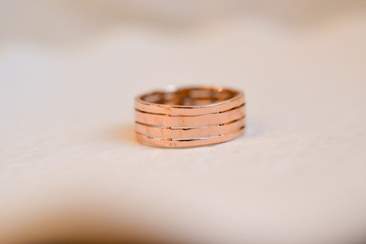 Bague 52 Bague bandeau rainurée Perles étoilées en or rose 18 carats 58 Facettes Ref3140